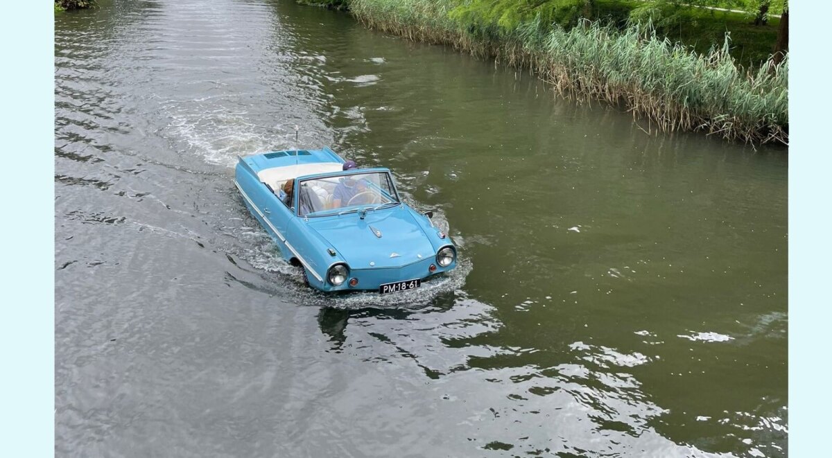 Autoboot in de Biltse Grift achter achter bedrijventerrein Hooghiemstra. Foto: L. W.