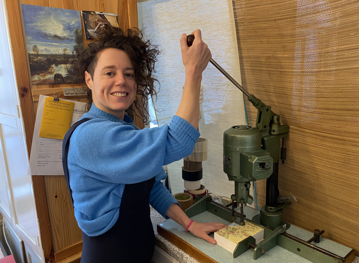 De Utrechtse maakster Sanne Bloem, aan het werk met haar mooie papierboor. Foto: JT.