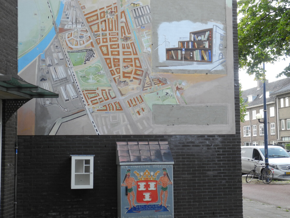 De grote Zuilen-muurschildering van Jos Peeters aan de straatweg mét boekenkast. Foto: