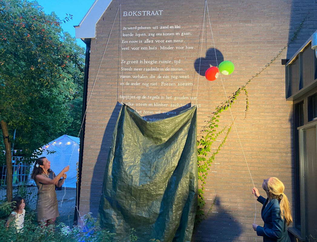 Initiatiefneemster Simone Talla en wethouder Lot van Hooijdonk onthullen het gedicht van Ingmar Heytze. Foto: JT