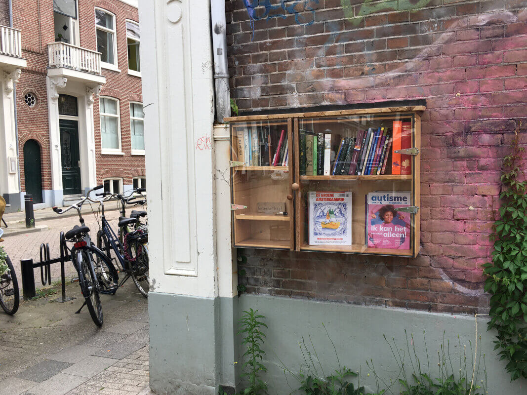 De minibieb in de Bouwstraat bij de Poortstraat. Foto: Dik Binnendijk