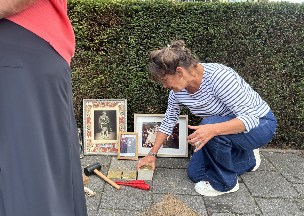 Helma van Dalsen plaatste de steen voor Heinz Jülich mede namens haar overleden vader. Hij was een overbuurjongetje van de Jülichs en bevriend met Heinz, vertelde ze in een toespraakje (JT)