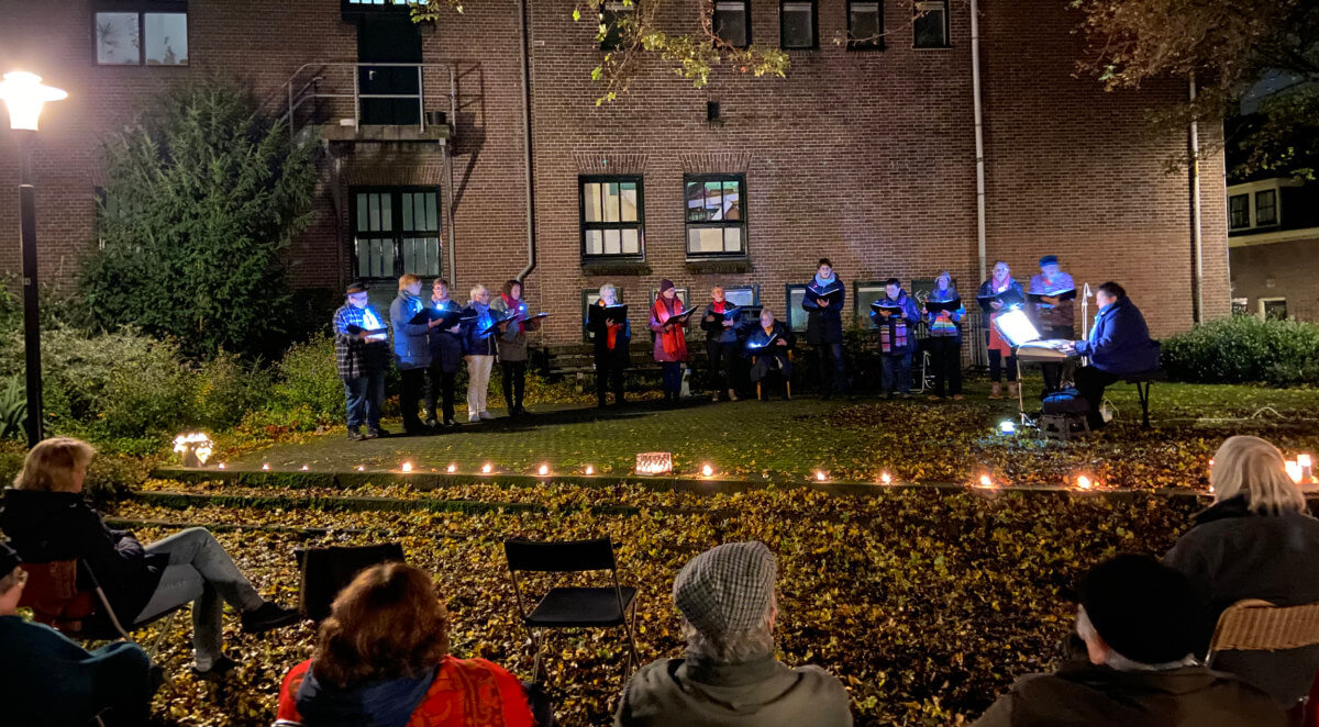 Cantate Zus & Zo in de binnentuin van de Wulpstraat en de Alkhof. Foto: Jim Terlingen