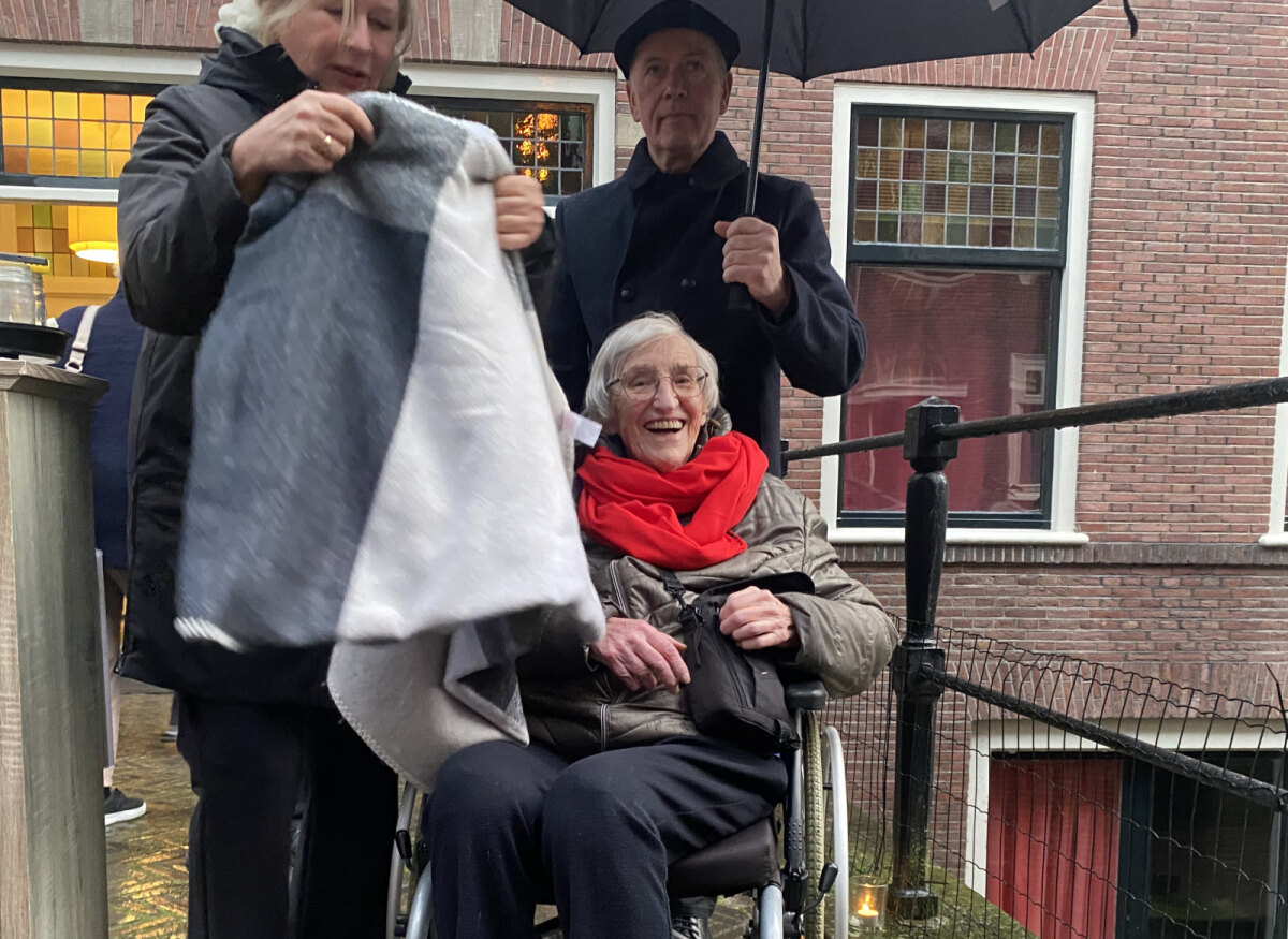 Nicht Chris de Leeuw (98), omringd door familieleden, is verrast door de aandacht van de fotograaf. Foto: JT