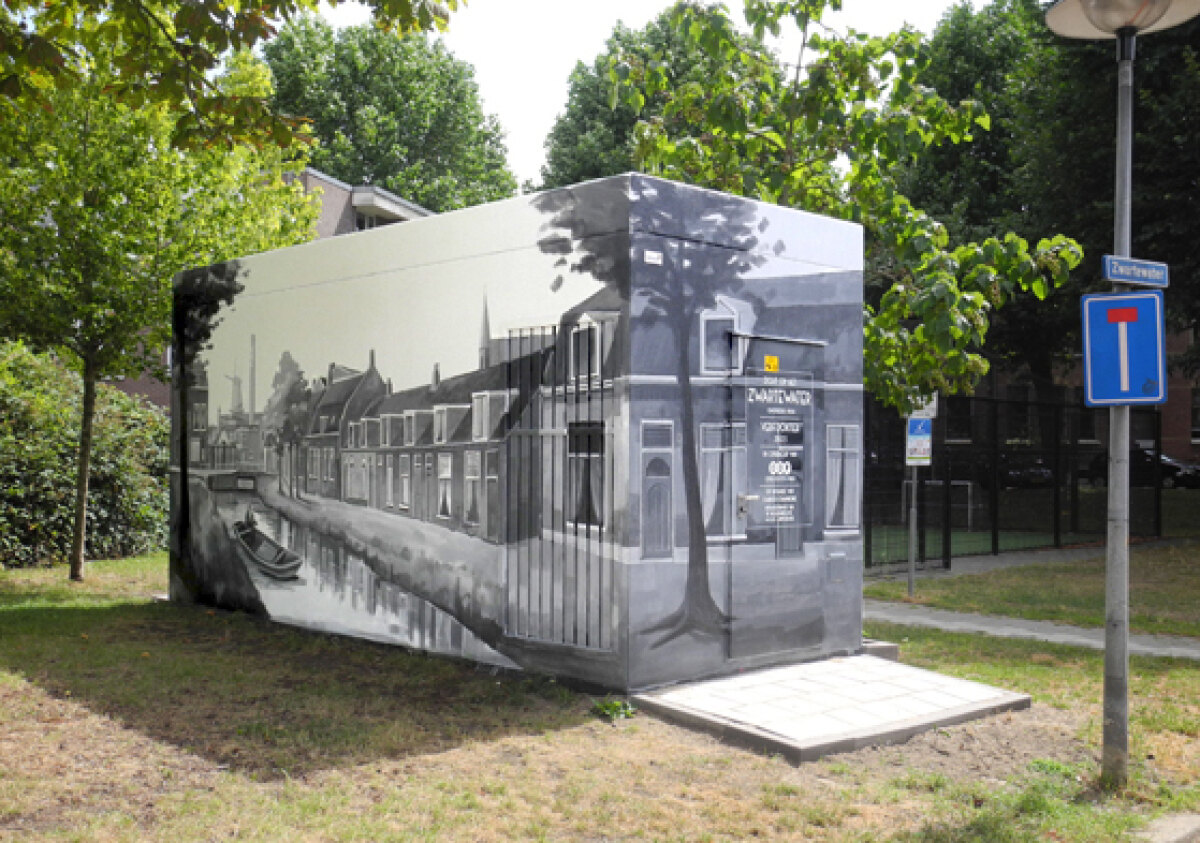 Het beschilderde schakelstation bij Zwartewater. (foto: JvW)