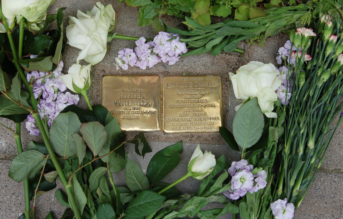 Struikelsteentjes voor Röschen van der Hoek en Jean Louis Charles van Beetem voor Koekoekstraat 29 bis. Foto: DR