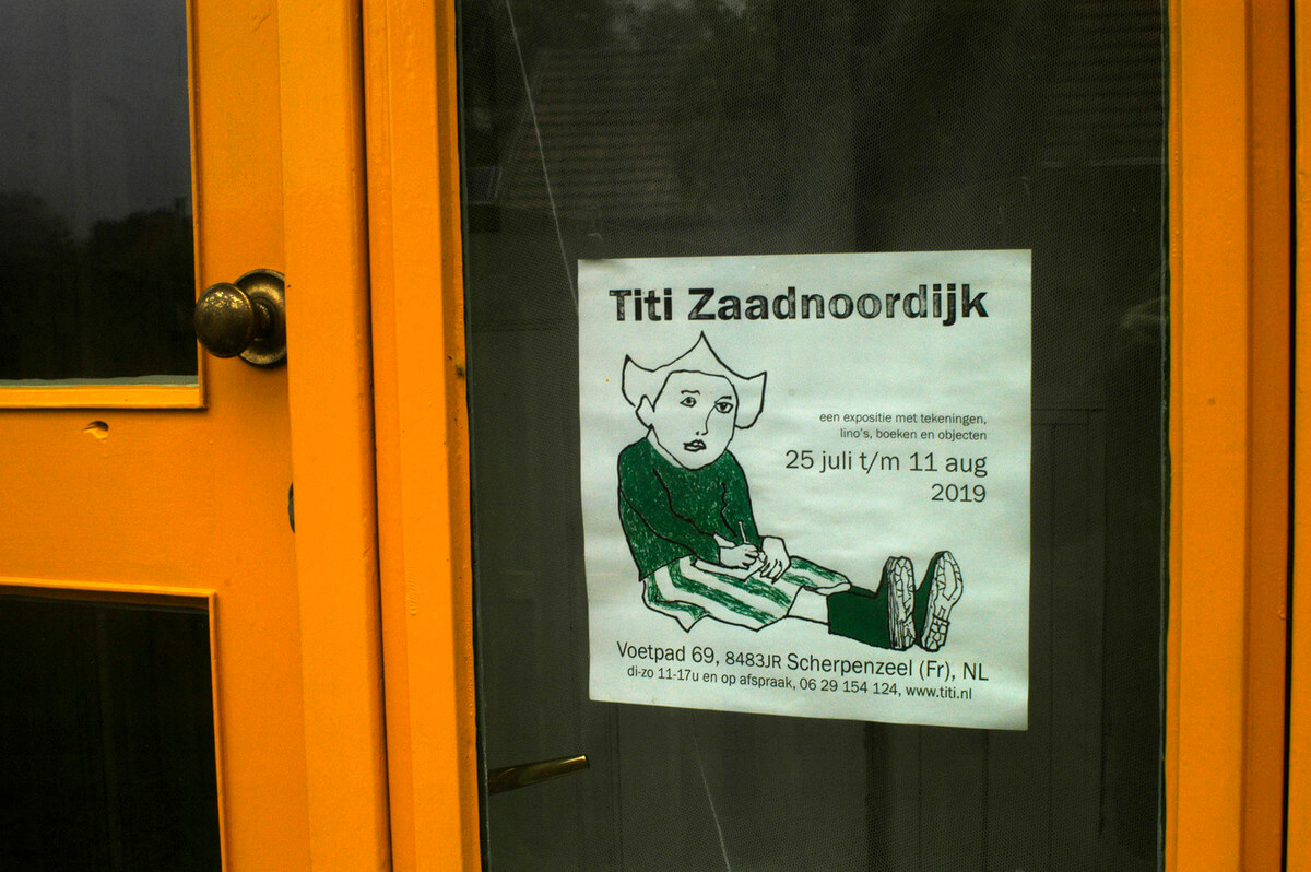 Op het raam van de voordeur hangt nog de poster van vorig jaar. De informatie voor dit jaar kun je vinden op www.titi.nl