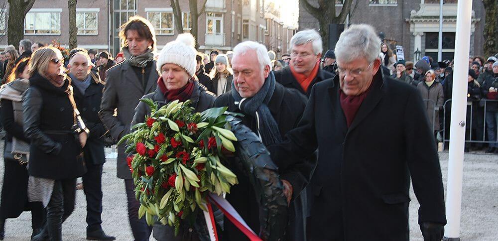 De Utrechtse delegatie gaat een krans leggen. Foto: Jim Terlingen
