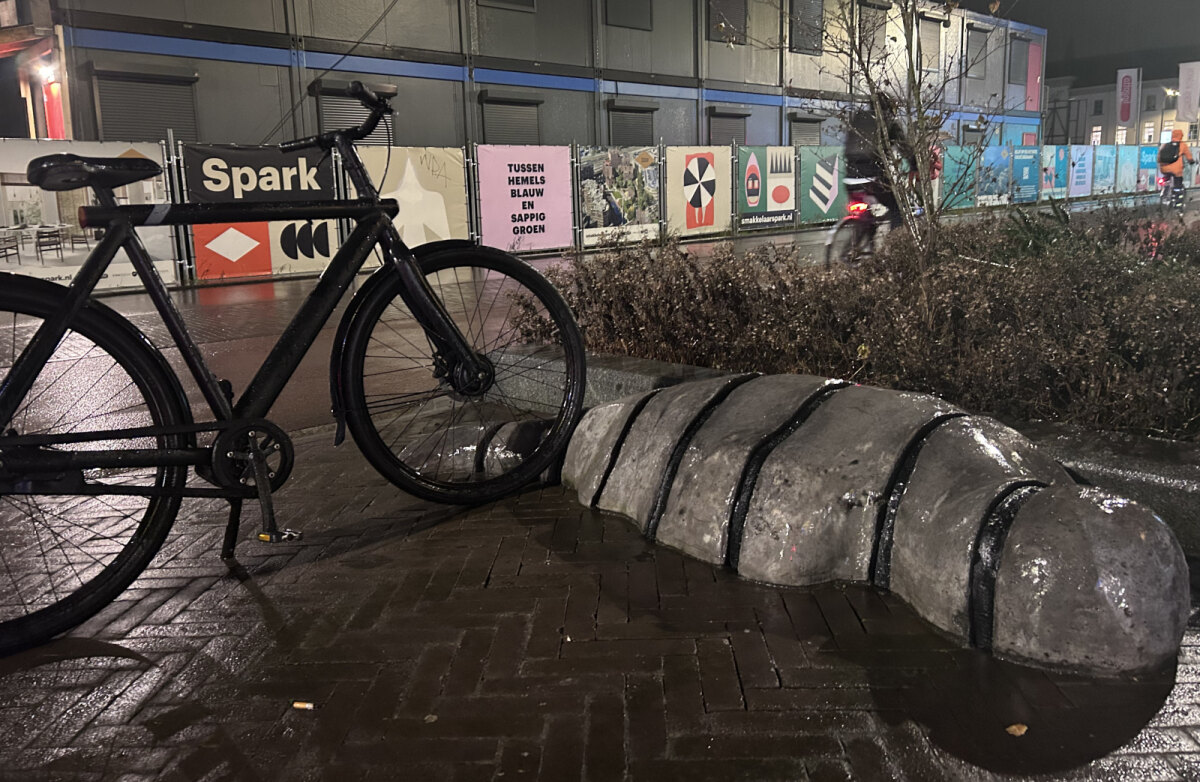 Deze fiets kon geen afscheid nemen van het idee dat het een soort fietsenrek was (foto 27 januari 2026, JT)