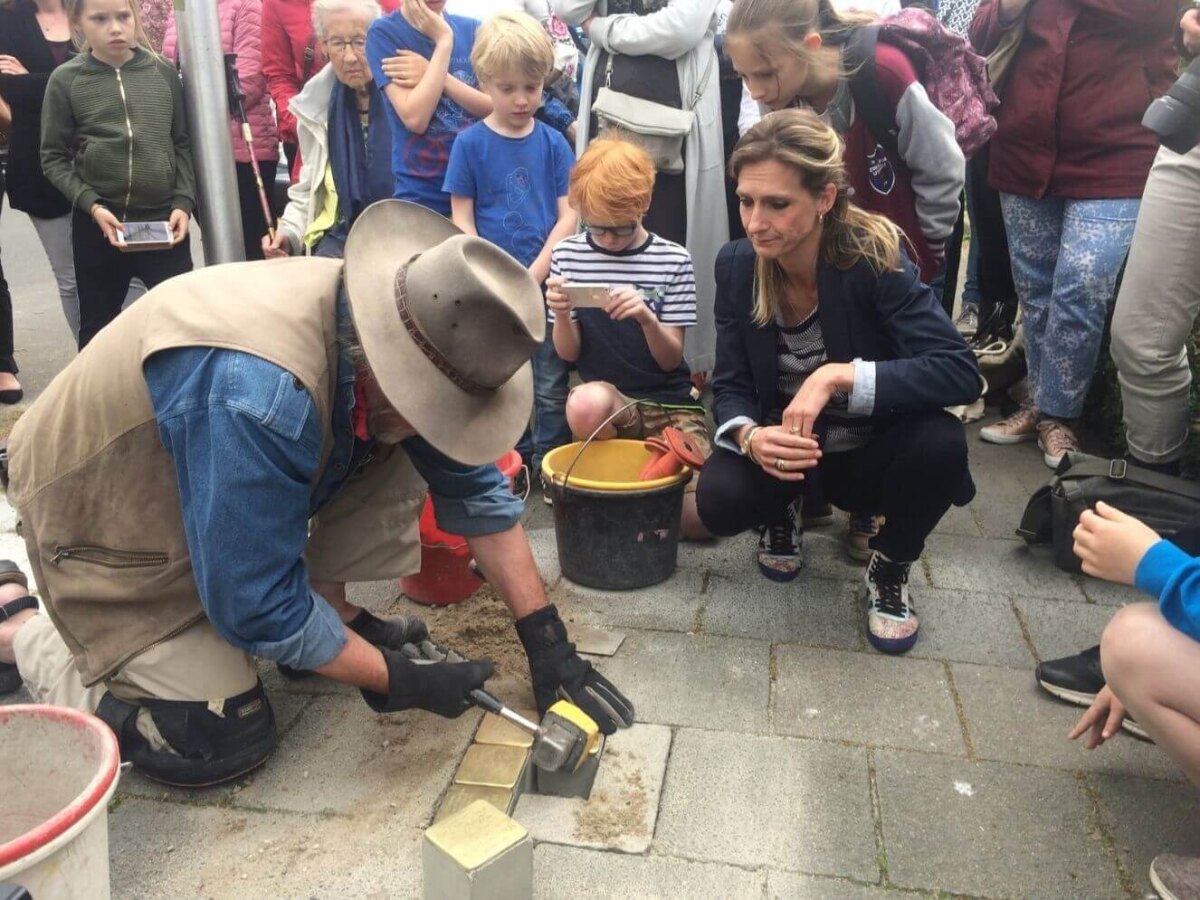 De Duitse kunstenaar Demnig plaatst 5 steentjes op Petrarcalaan 59. Initiatiefneemster Inge Eijsenga kijkt toe. Foto: Jim Terlingen