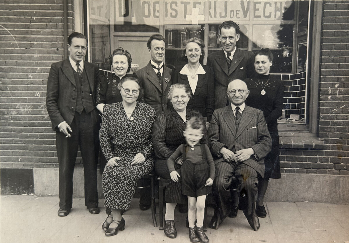 Mei 1945, Hoogelanden Westzijde 17 in Ondiep. Staand vooraan: de jonge Donald (toen 'Donnie'). Zittend van links naar rechts: de zuster van zijn grootvader van vaders kant (Geertruida Koppel) en zijn grootouders van vaders kant (Reintje en Izak Koppel). Staand van links naar rechts: zijn oom Dick Koppel, zijn moeder Rozetta Koppel-Creveld, Ab en Wil Toom, Emanuël Klein (verloofde van zijn tante Annie) en zijn tante Annie Koppel (zus van zijn vader).