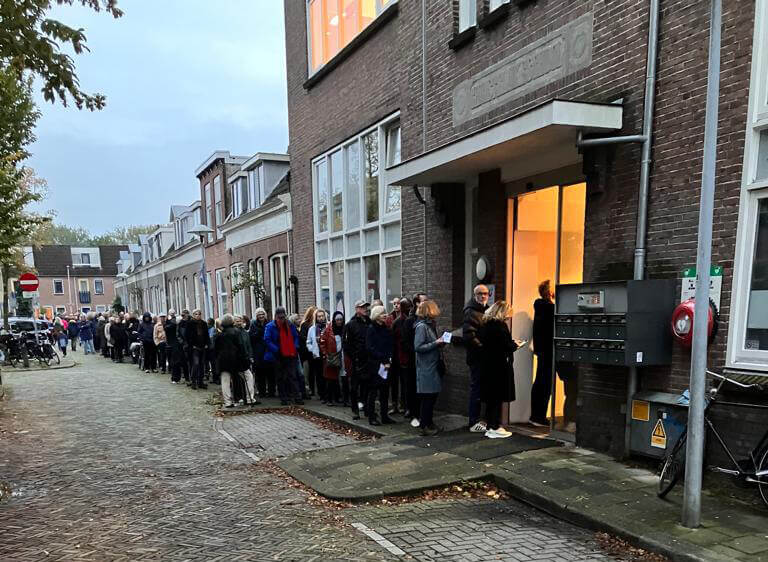 De flinke rij aan het begin van de avond in Oudwijk. Foto: AK