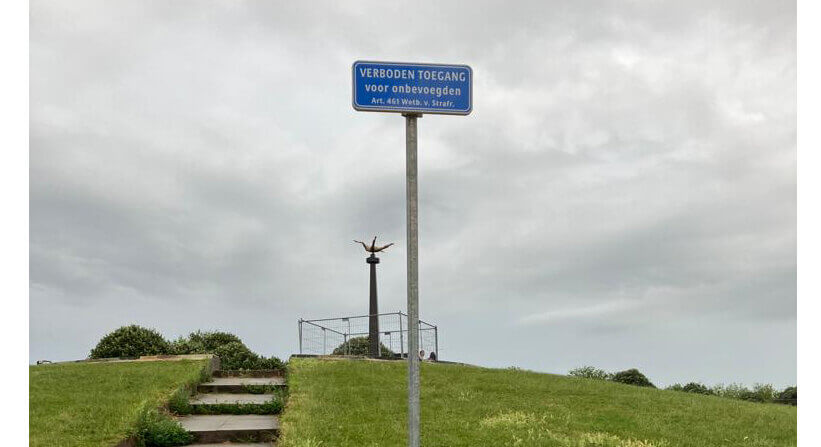 Op de heuvel is de vierde stalen zuil met een flying african al geplaatst. En ook een bordje met 'verboden toegang'.