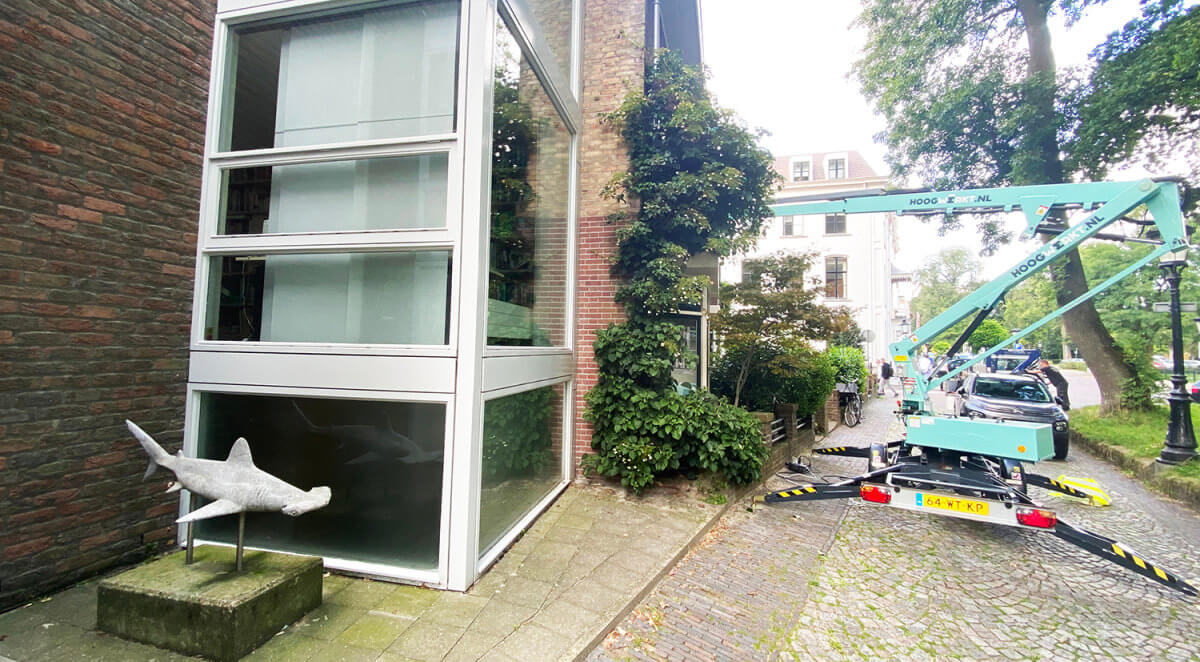 Een bewoner van de Bruntenhof verft zijn huis. Foto: Jim Terlingen