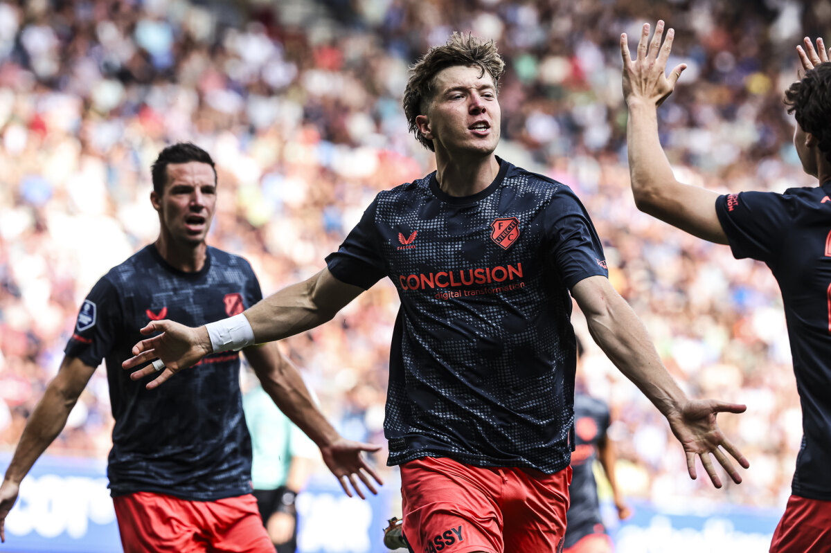 Ole Romeny (midden) nadat hij de 0-1 maakte. Foto: website FC Utrecht