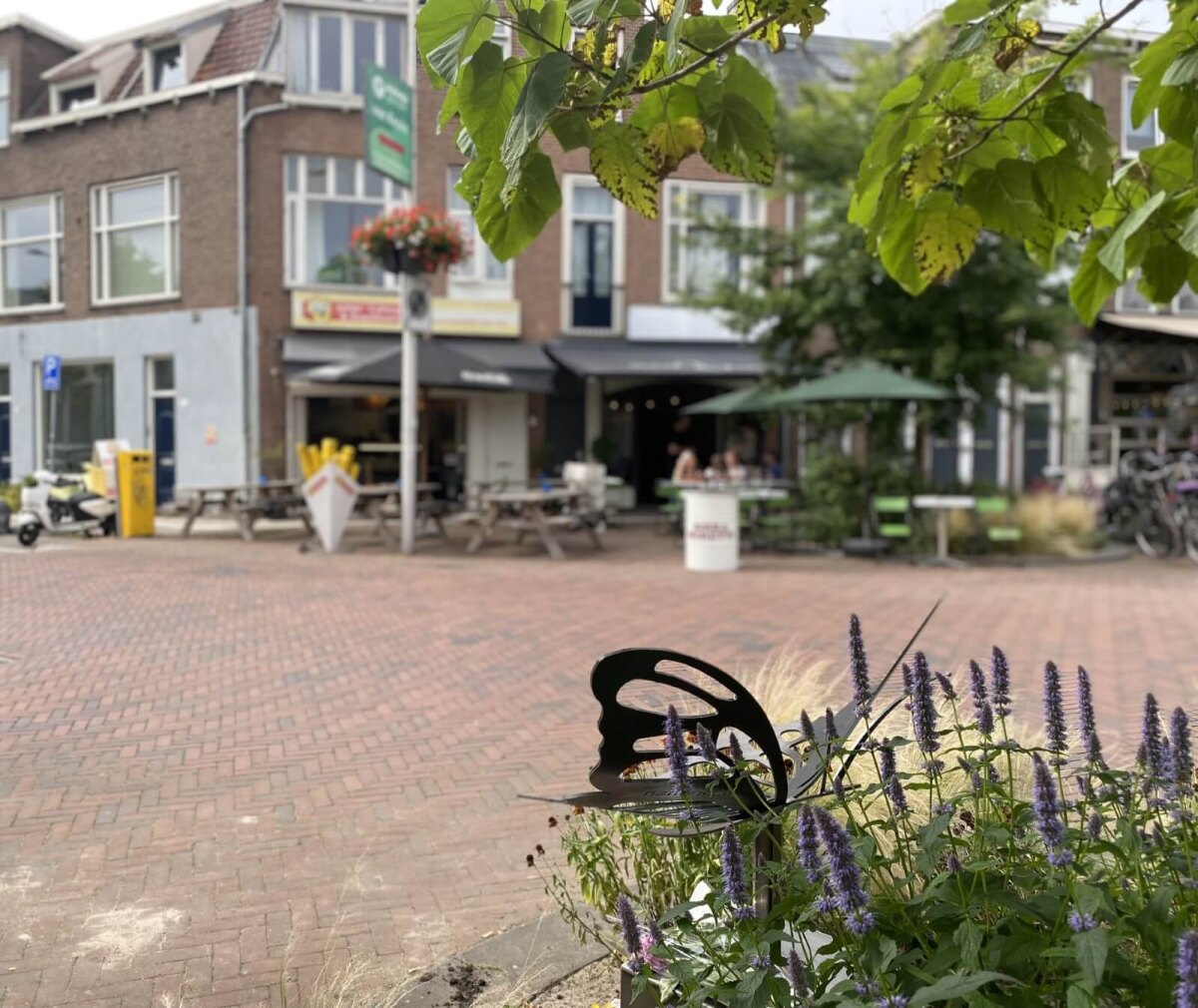 Op de achtergrond de cafetaria en haar woning. Foto: JT