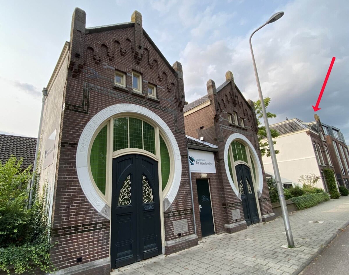 2023, rechts (bij de rode pijl) de hoofdonderwijzerswoning. Foto: JT