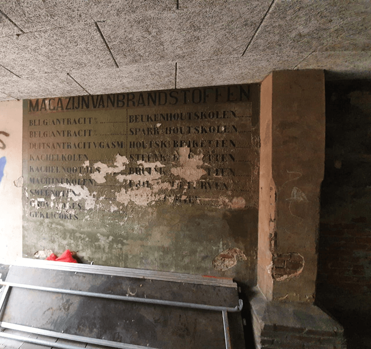 Eén van de twee schilderingen in de poort aan de Leidseweg, vlak voor de onderhoudswerkzaamheden. Foto: Mitros