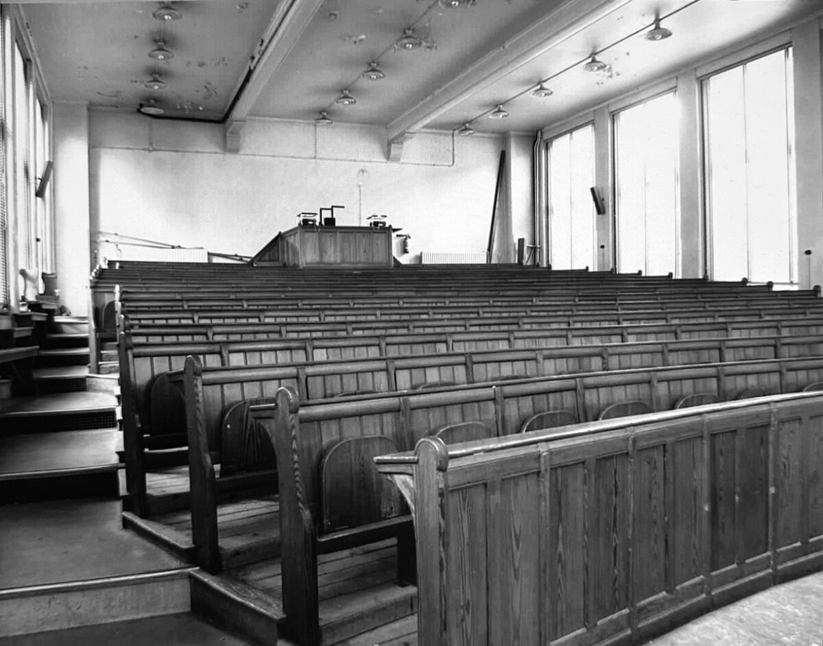 Collegezaal van het Botlab bij daglicht in 1991 (foto: HUA)