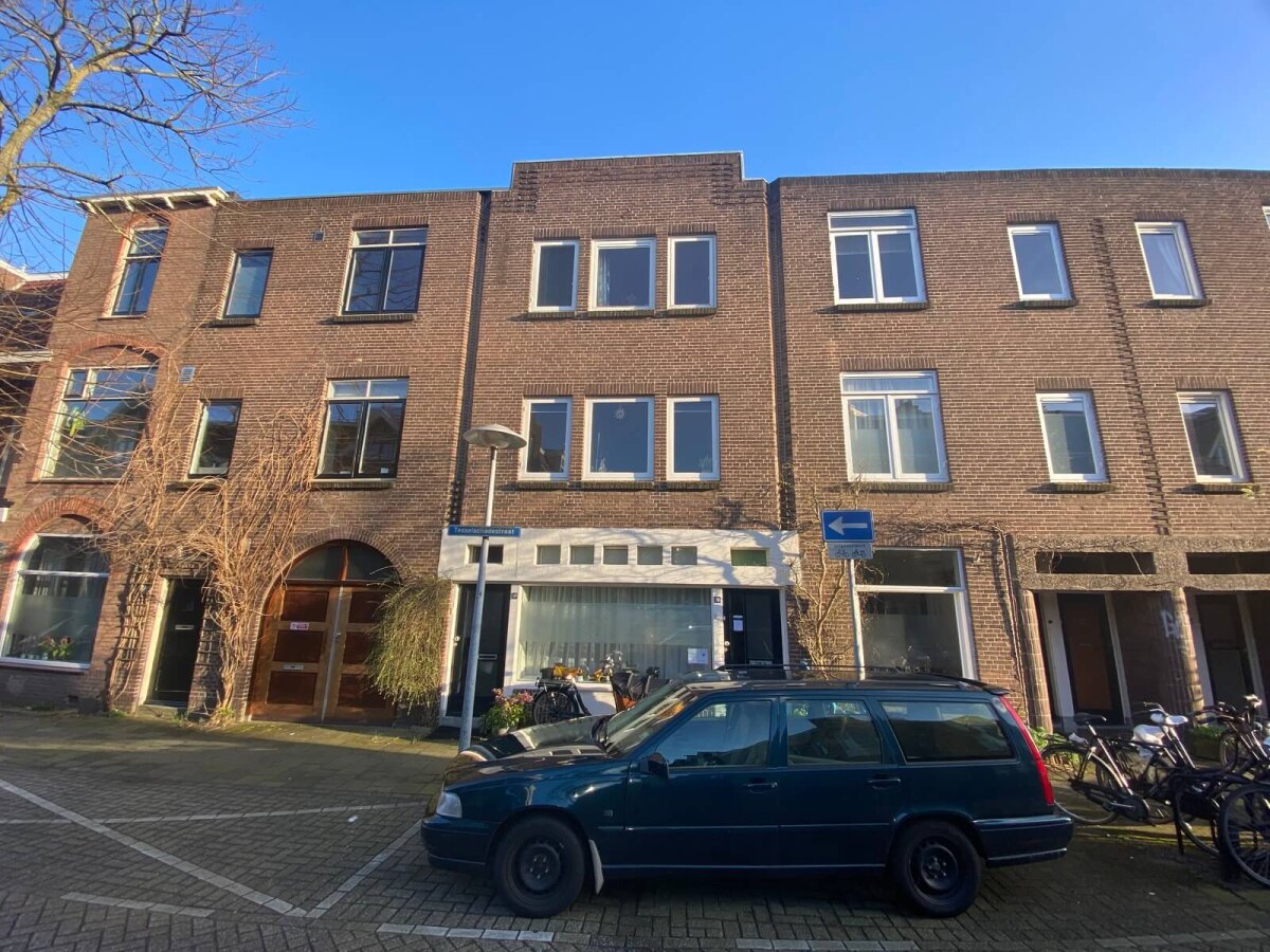 Maart 2020. De witte pui is van Tesselschadestraat 28, aan de linkerkant ervan de deur naar de bovenwoning, nummer 28 bis. Foto: J. Terlingen