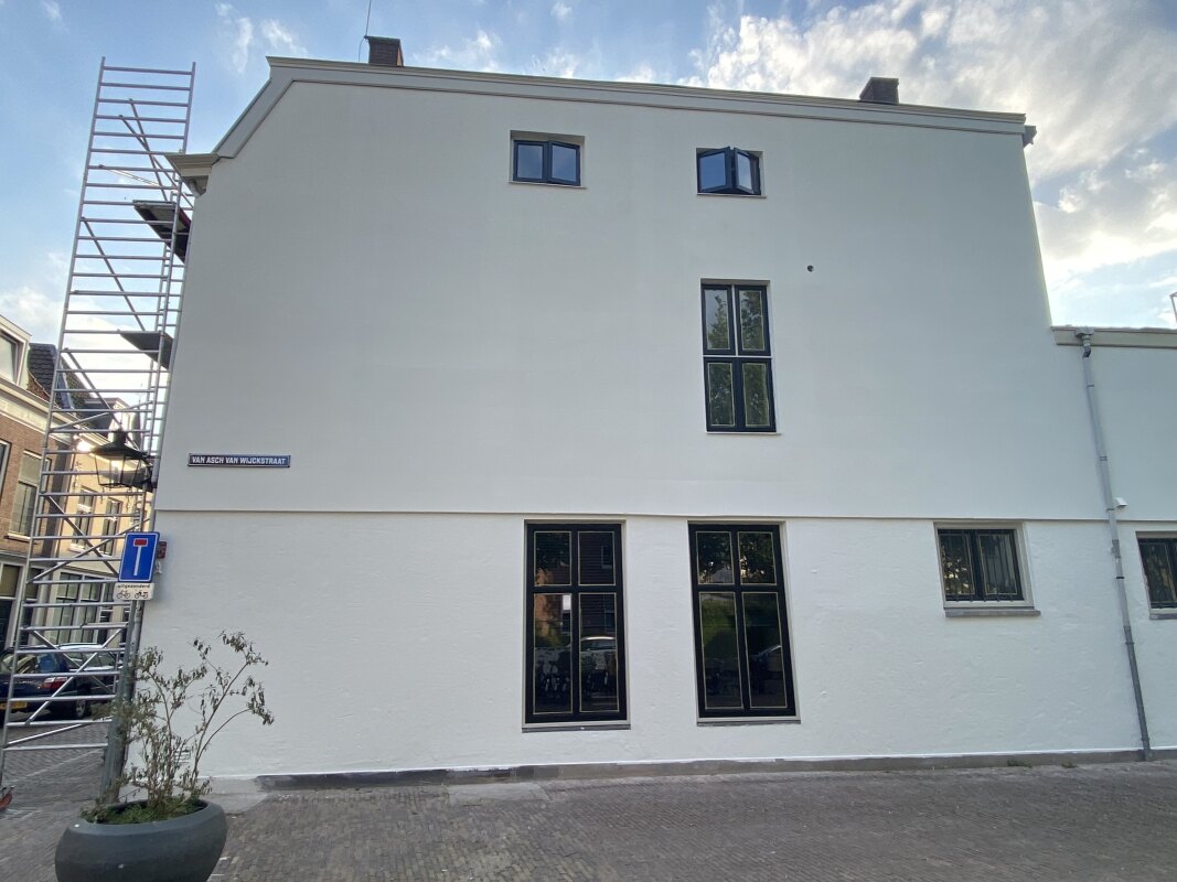 2022: het pand heeft behalve een witte muur ook twee grote ramen gekregen. Foto: JT