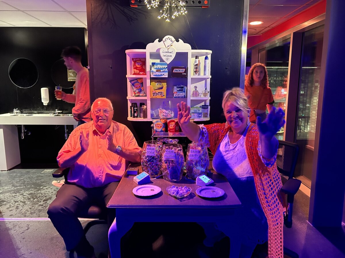 Ook als er in TivoliVredenburg gekeken wordt naar een wedstrijd van het Nederlands Elftal is Sannie van de partij (foto: Jim Terlingen, juli 2024)