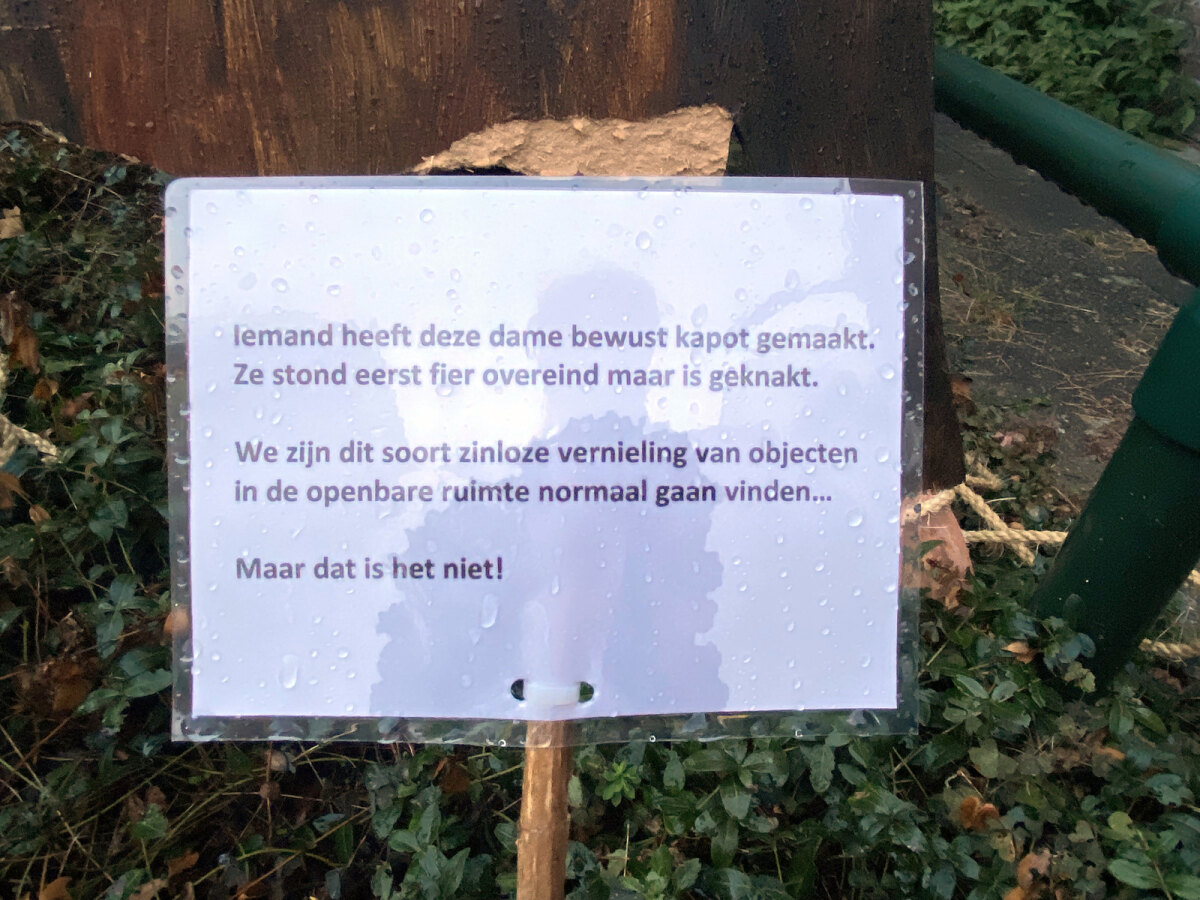 Het bordje. Foto's: JT