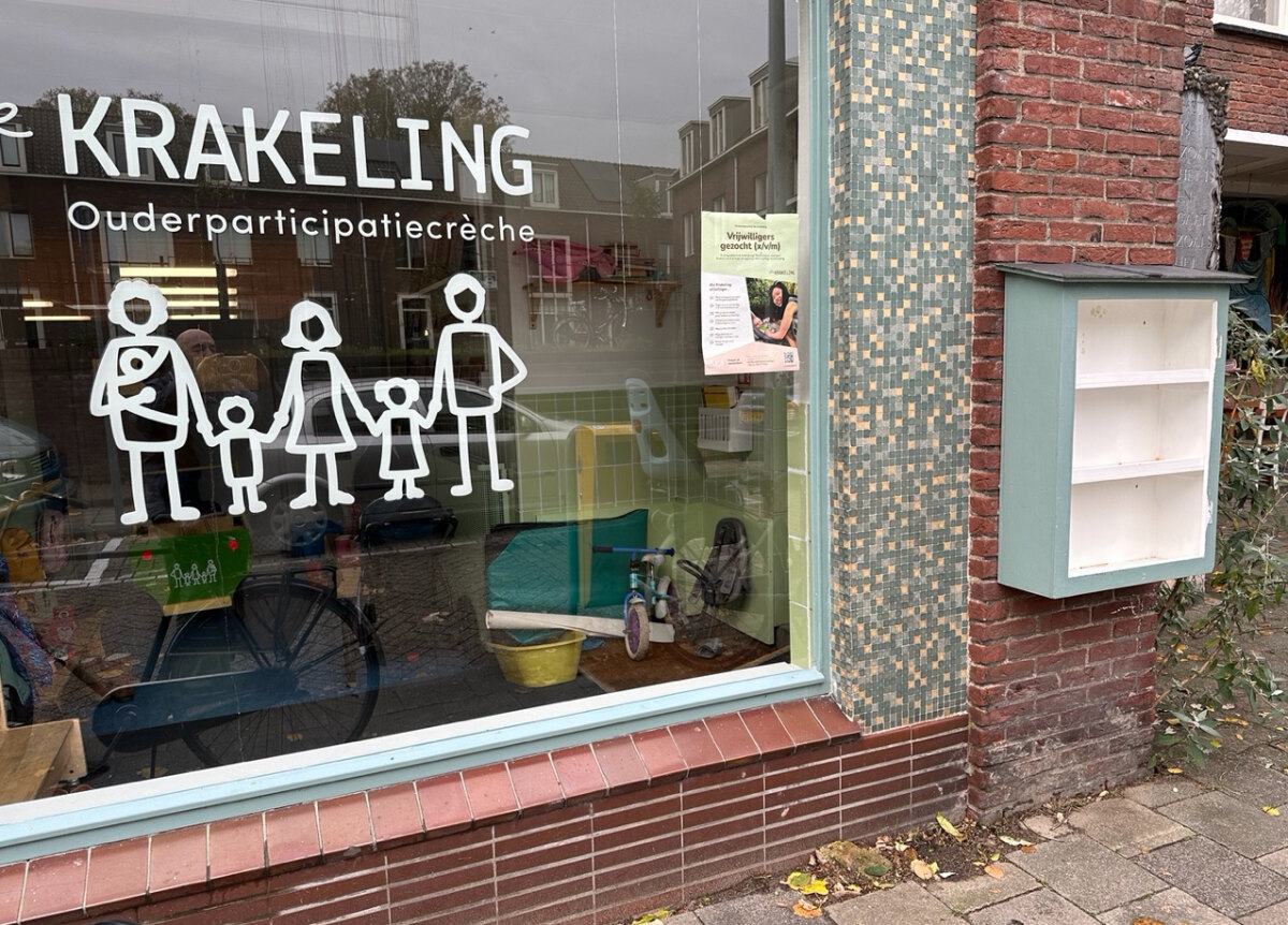 Het lege boekenkastje in de Bekkerstraat. Foto: Dik Binnendijk