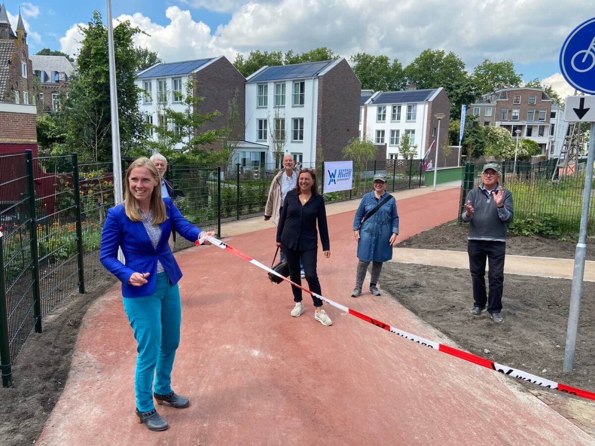 Wethouder Van Hooijdonk knipte het eerste lintje. Foto: Jim Terlingen