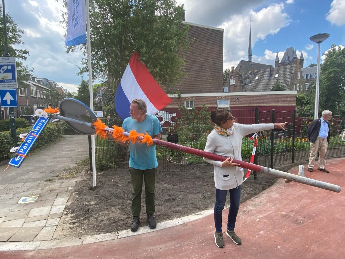 Abstederdijk-bewoners met de 'Parallelweg-paal'. Foto: Jim Terlingen