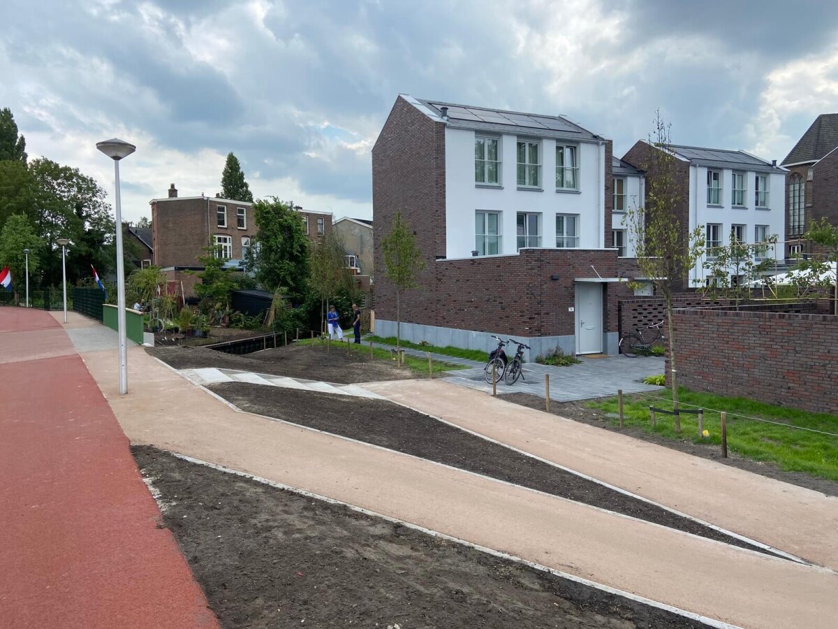 De onlangs opgeleverde woningen op het voormalige Hiëronymuserf. Achteraan de Abstederdijk. Foto: Jim Terlingen