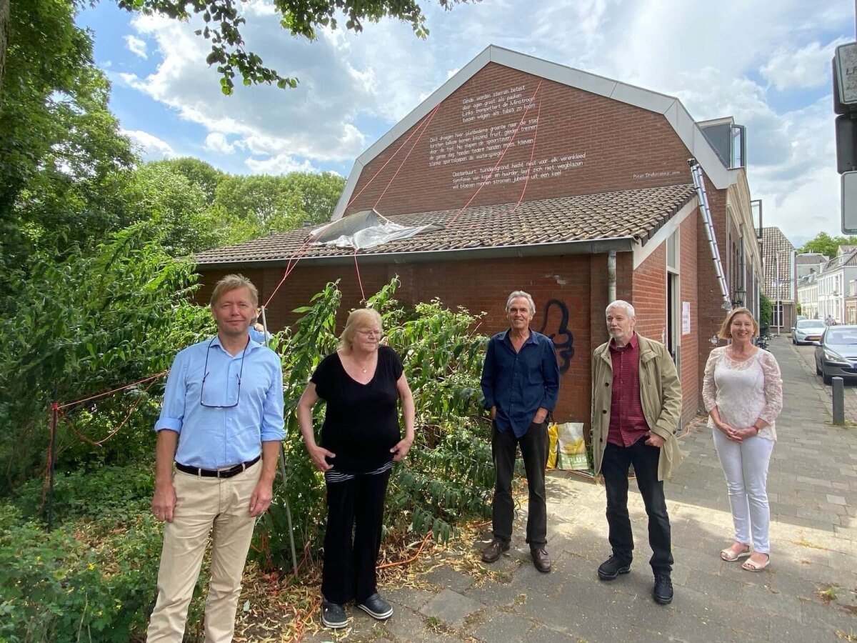 De hoofdrolspelers van deze onthulling, met links wethouder Kees Diepeveen en in het midden Jos Schuurman, initiatiefnemer van het gedicht. Verder ziet u de dichter en twee bewoonsters die het doek wegtrokken. Foto: Jim Terlingen