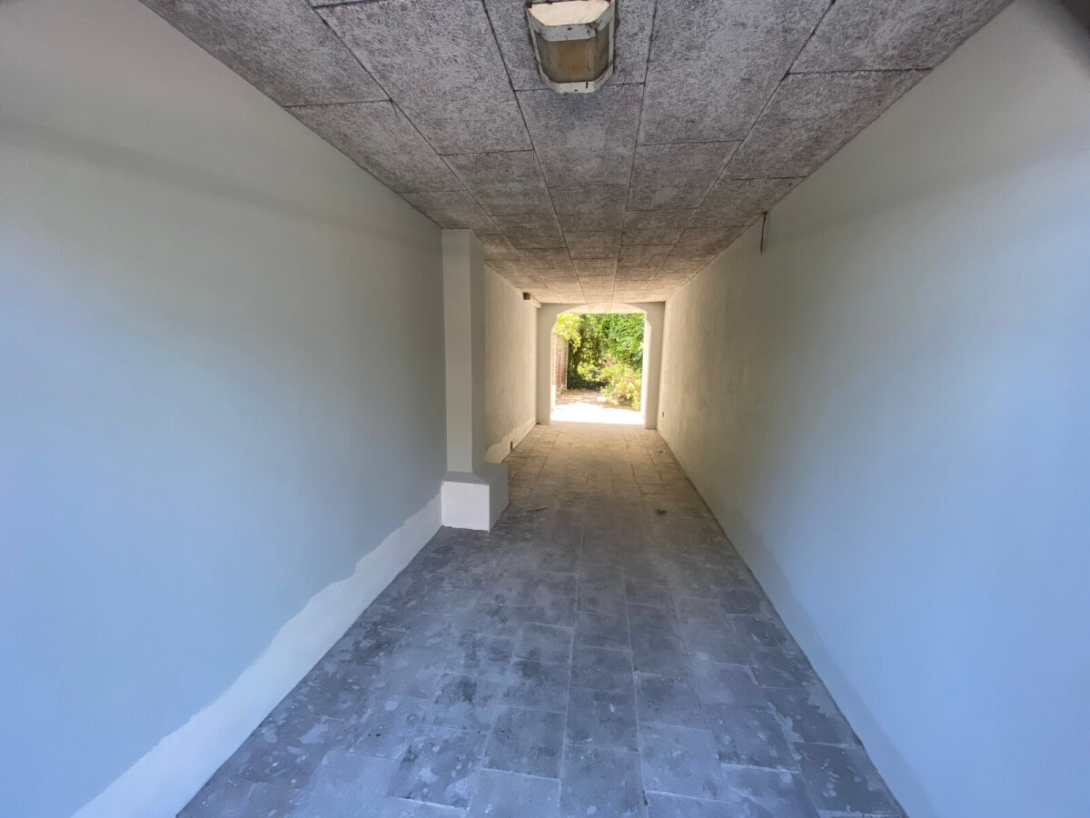 Gestucte muren in de poort naast Leidseweg 59. Foto: Jim Terlingen