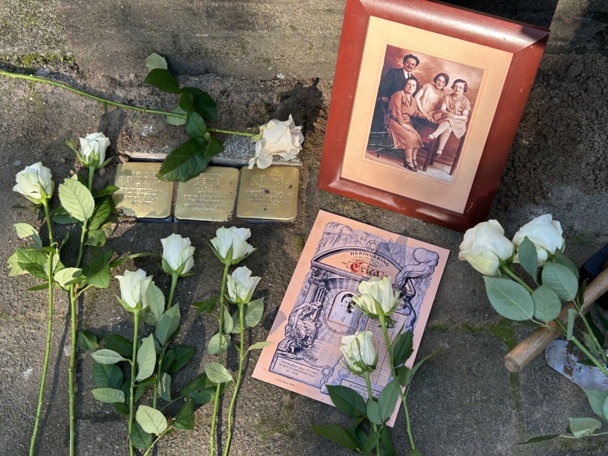 De geplaatste steentjes op de Willem Arntszkade voor Siegmond Noach, Dientje Noach-Bino en Lygia Noach. Foto: JT