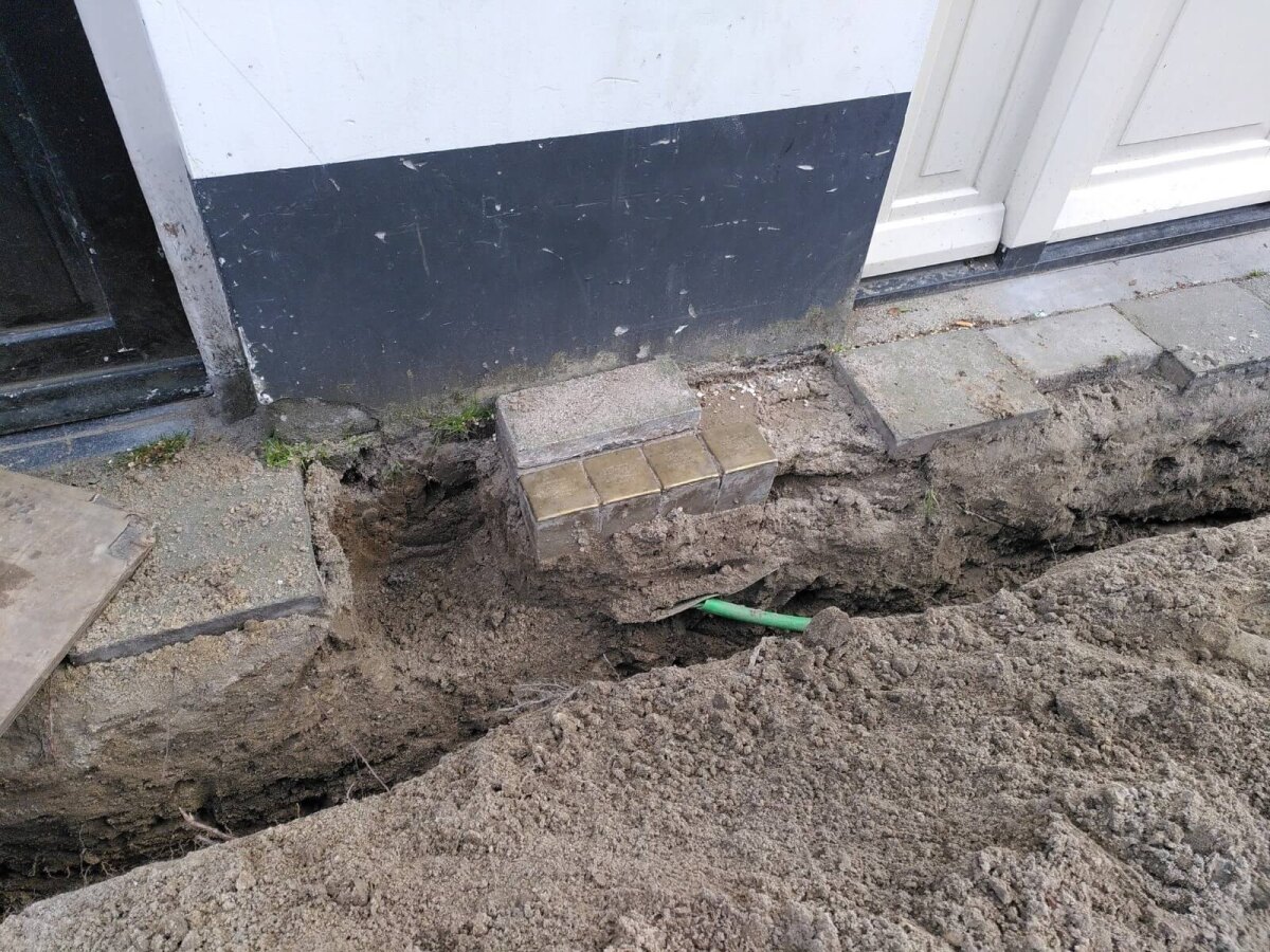 De struikelsteentjes, 17 april 2023 in de middag. Foto: Doete Regts