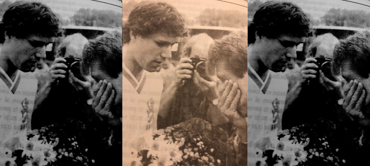 Marco van Basten spreekt voor de benefietwedstrijd in 1988 met Rob de Wit (rechts) - foto: archief Van Echtelt