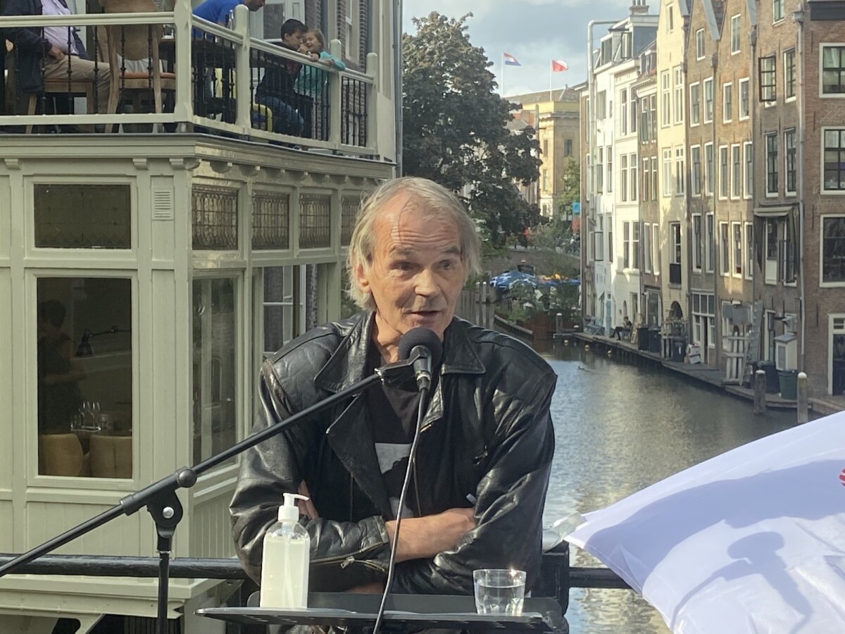 Ad Jenner bij de onthulling van de Baliekluiver. Foto: Jim Terlingen