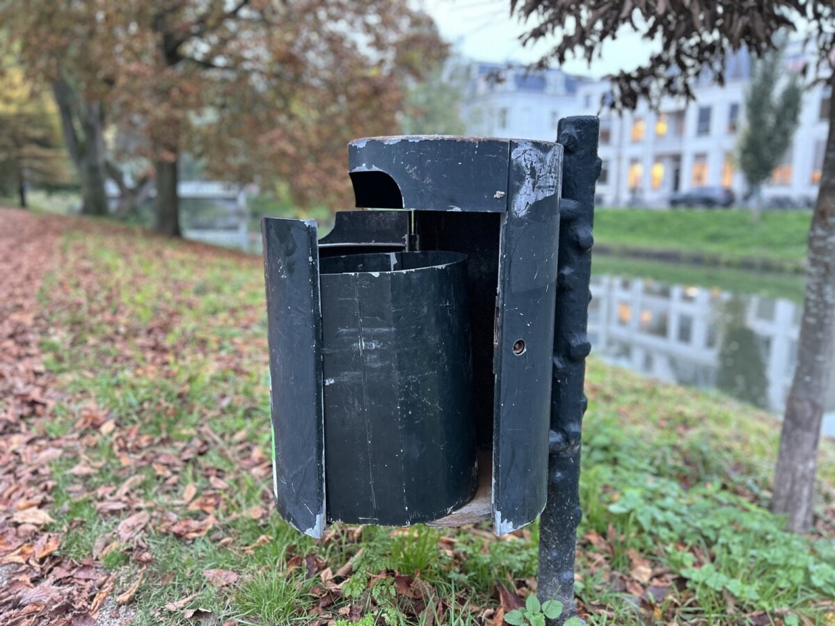 Deze afvalbak staat op het Lepelenburg. Foto: JT