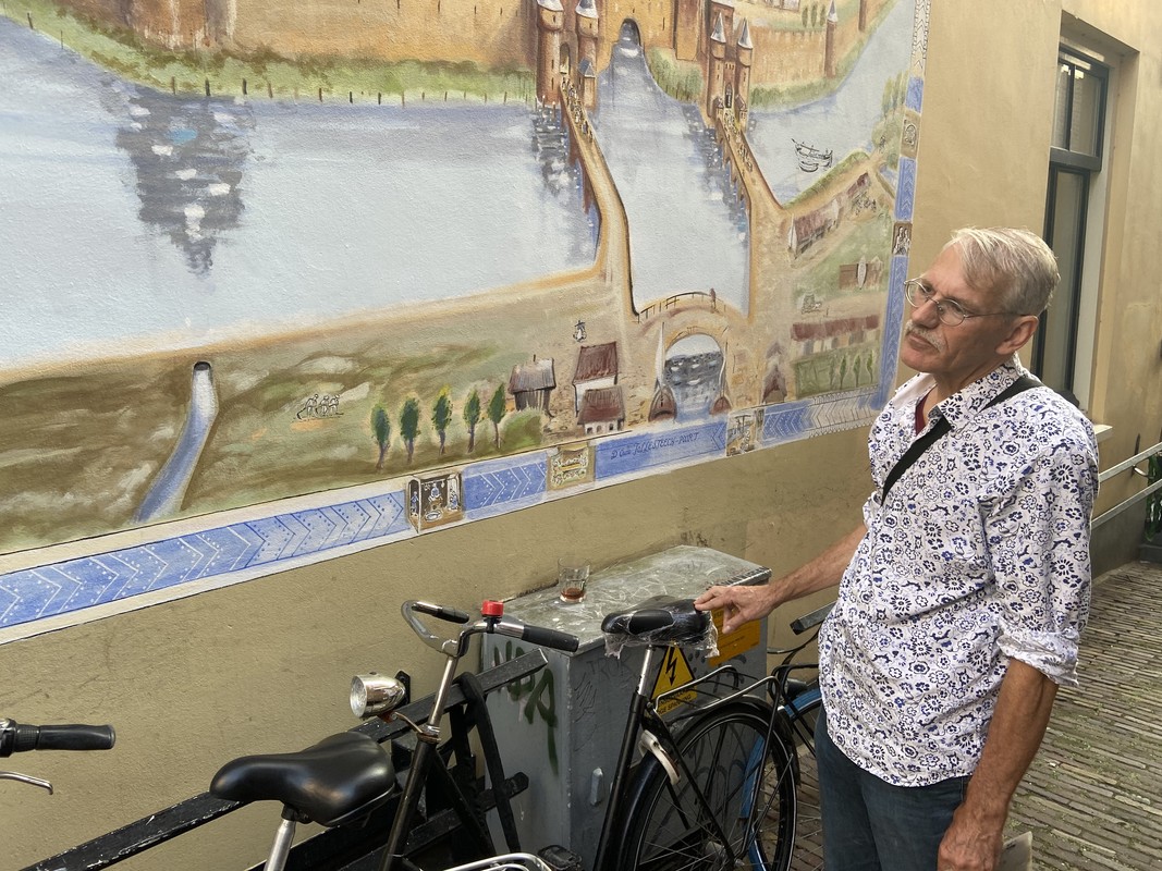 Jos Peeters met voor zich een van de fietsen waar hij als schilder mee had te 'dealen'. Foto: Jim Terlingen 