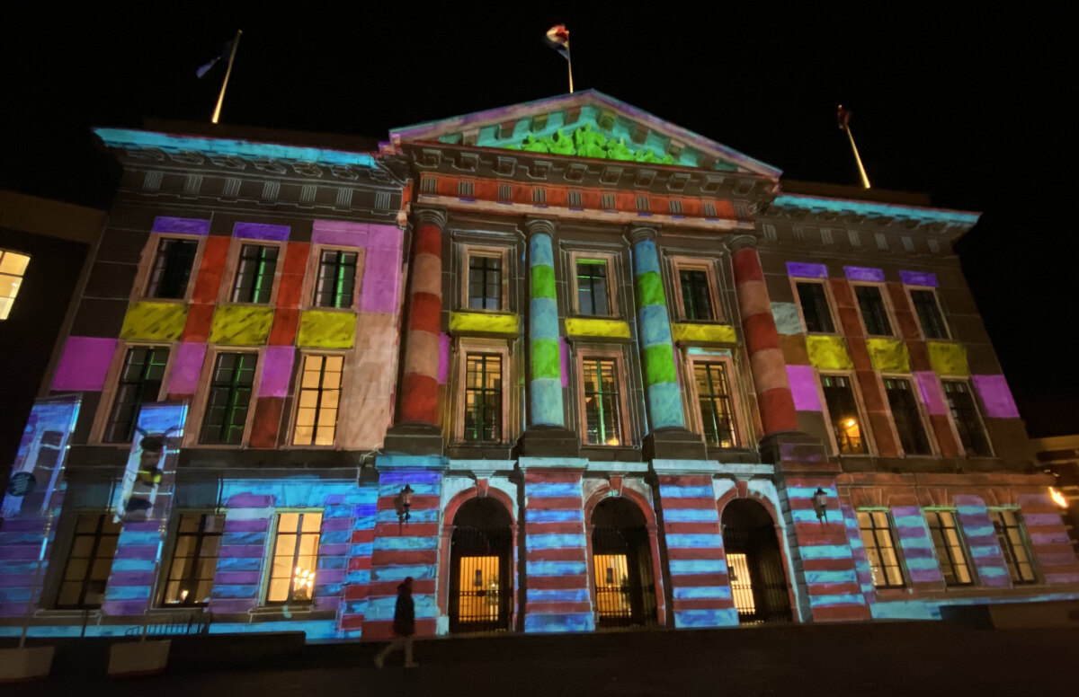 Het stadhuis, dinsdagavond 13 december 2022. Foto: JT