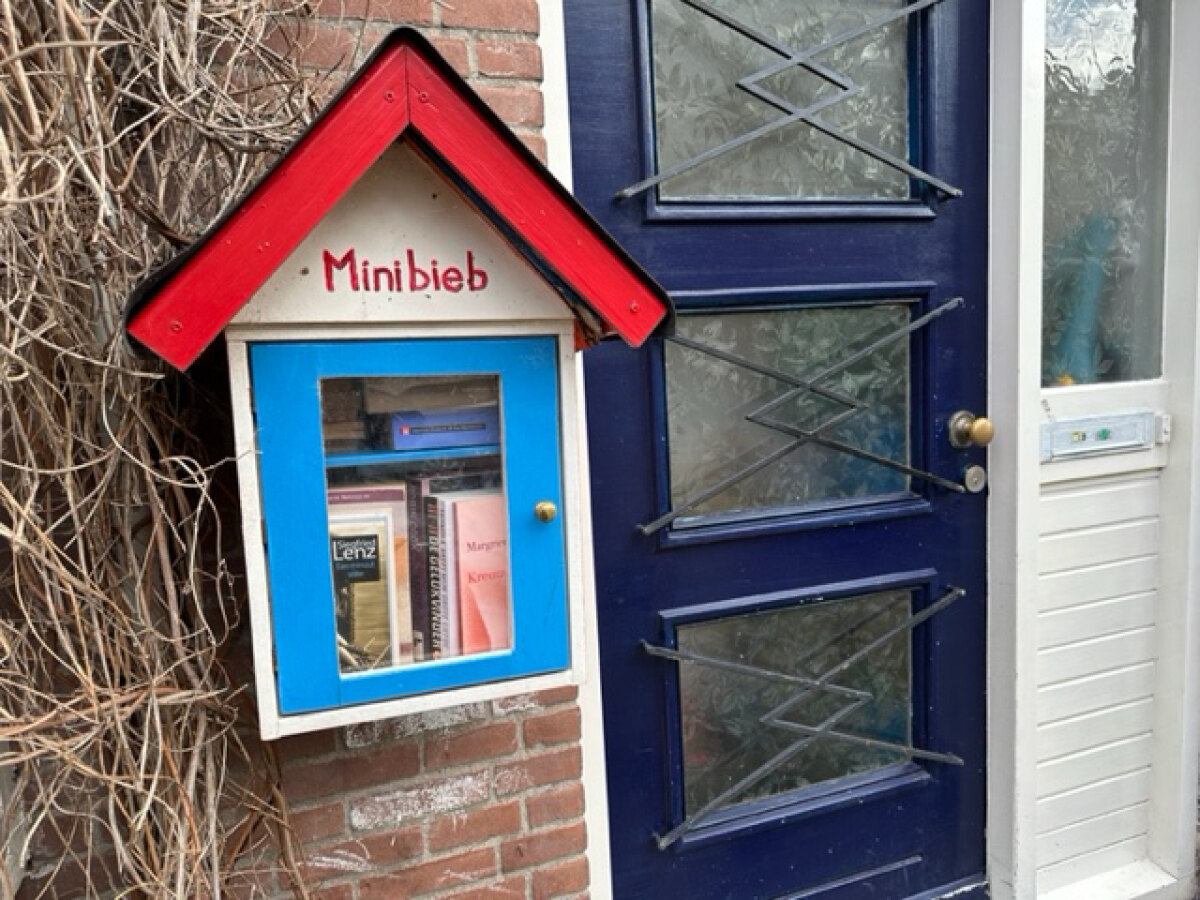 Het puntdakminibiebje bij woning Gijsbrecht van Walenborchstraat 9. Foto: Dik Binnendijk