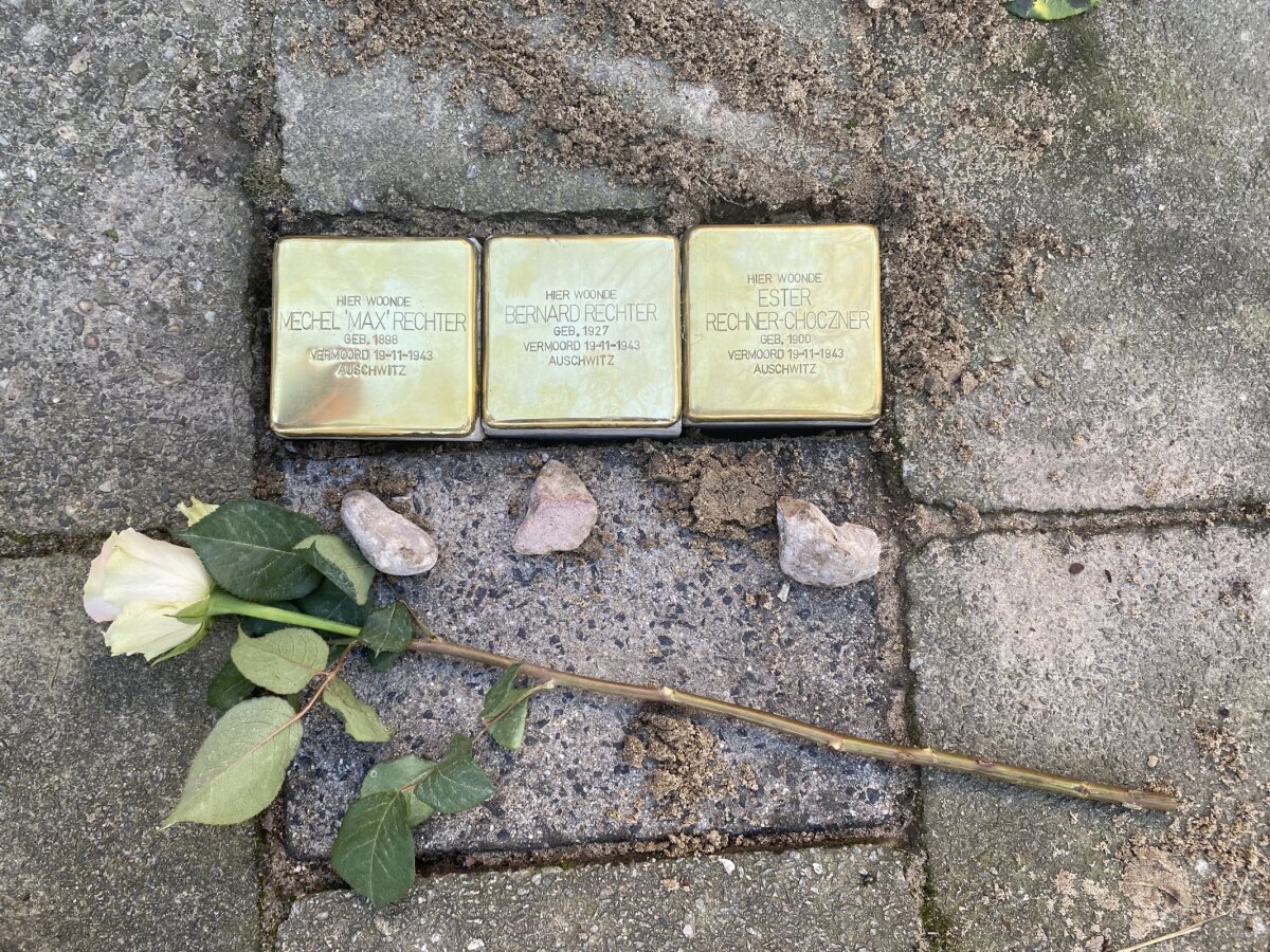De struikelsteentjes voor Max, Benno en Erna Rechter voor Frans Halsstraat 44. Foto: JT