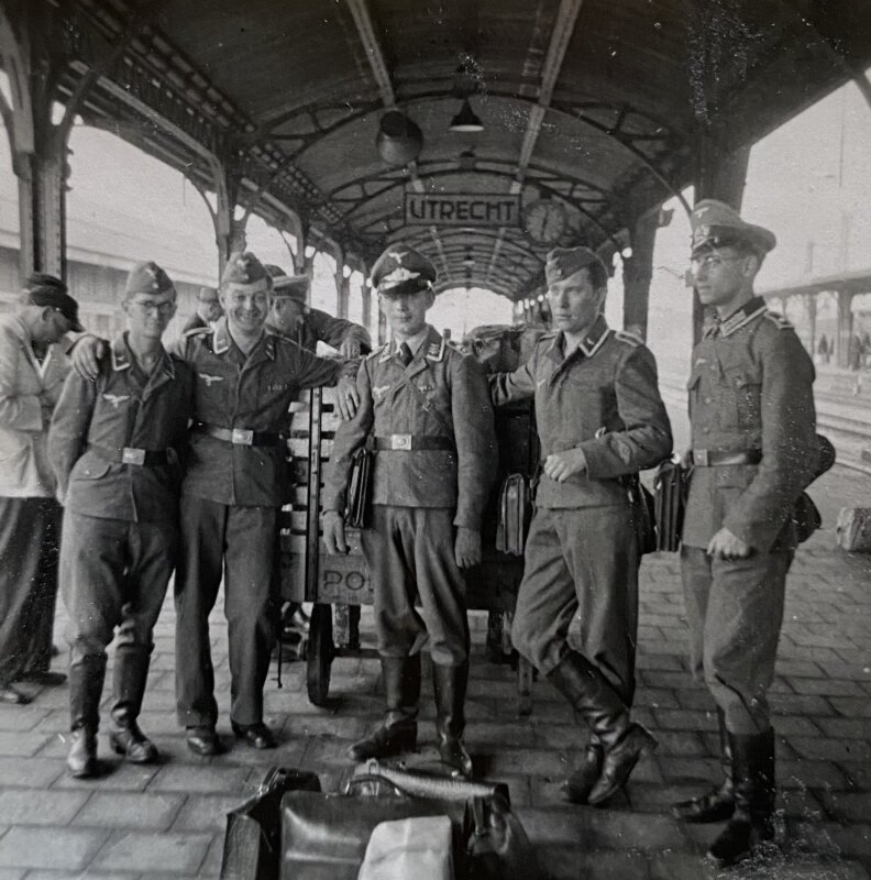 Duitse militairen op Utrecht Centraal Station (1942). Collectie: JT