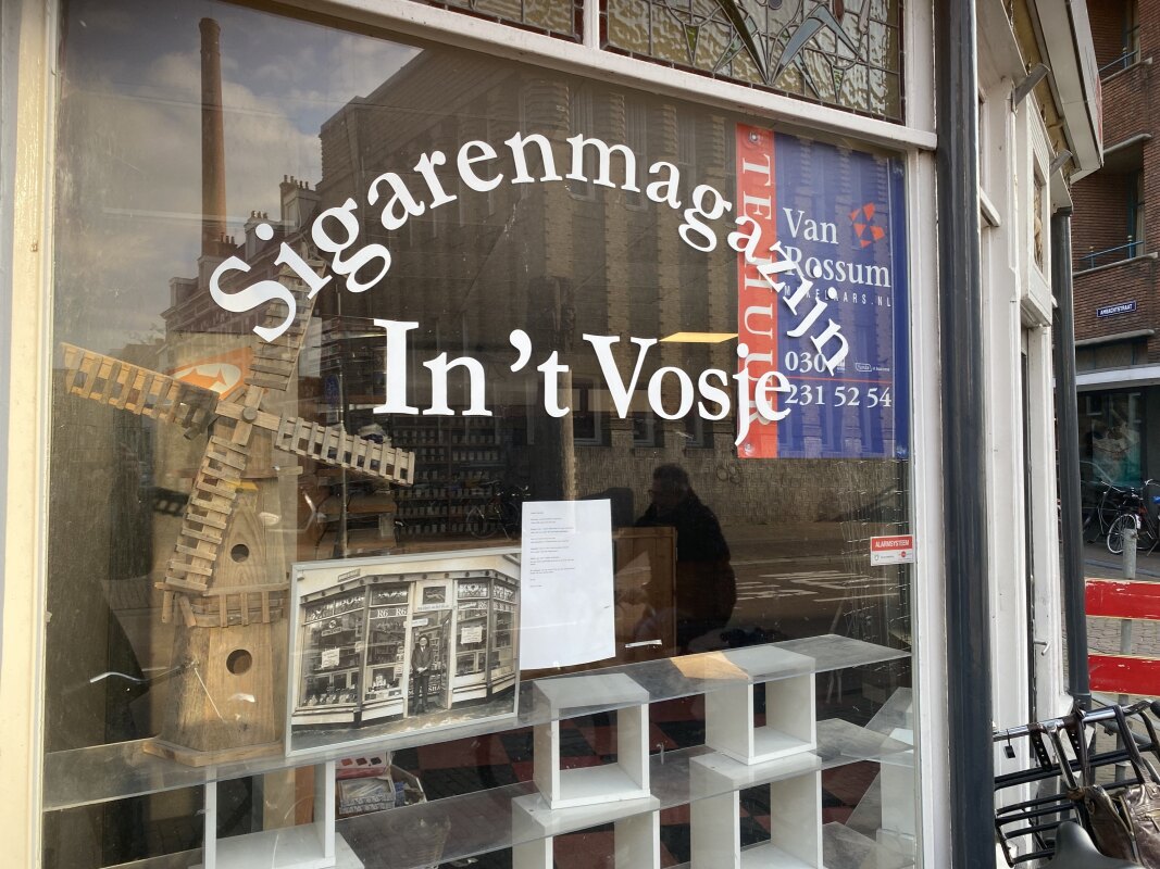 Het briefje van de laatste eigenaren, Bram en Ben, hangt nu al vier maanden voor het raam. Foto: JT