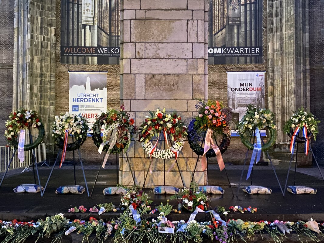 Vrijdagavond 5 mei; kransen en bloemstukken op het Domplein. Onderaan ligt in het midden het kaartje voor Wim Jansen.