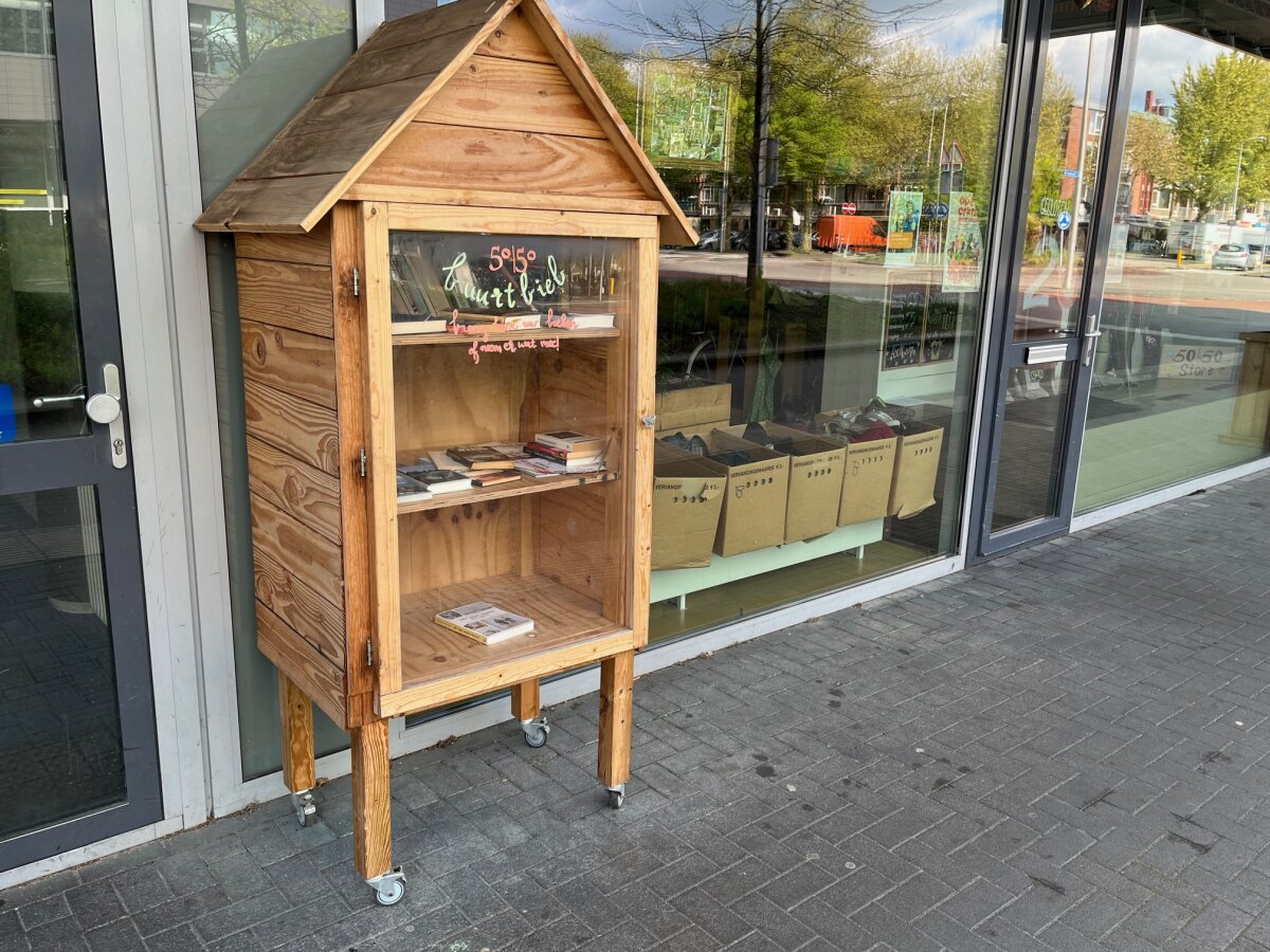 Het boekenkastje bij station Overvecht. Foto: Ellen van Aken