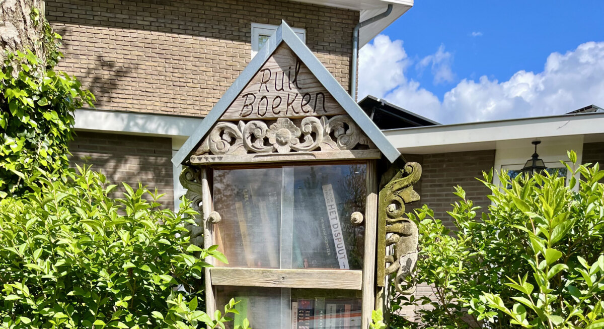 Het bovenste deel van het ruilboekenkastje op de hoek Prof. Broekemalaan-Albert Thaerlaan. Foto: EvA