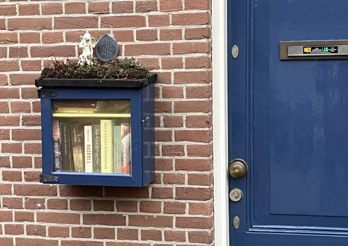 Een klein hangkastje bij Oudwijkerveldstraat 99. Foto: EvA