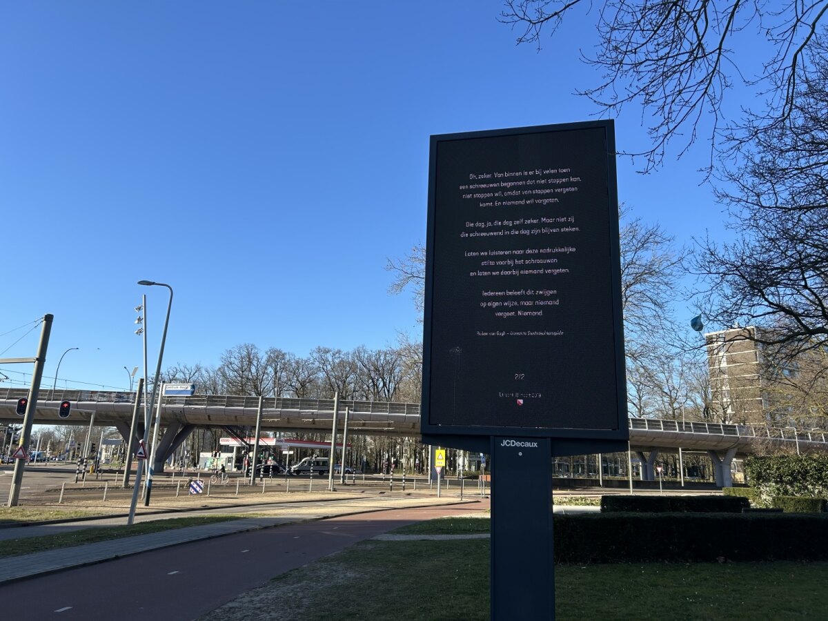 Goed bedoeld, maar zo goed als onleesbaar op dit elektronische bord: het gedicht dat Ruben van Gogh in 2020 maakte (foto's: Jim Terlingen)