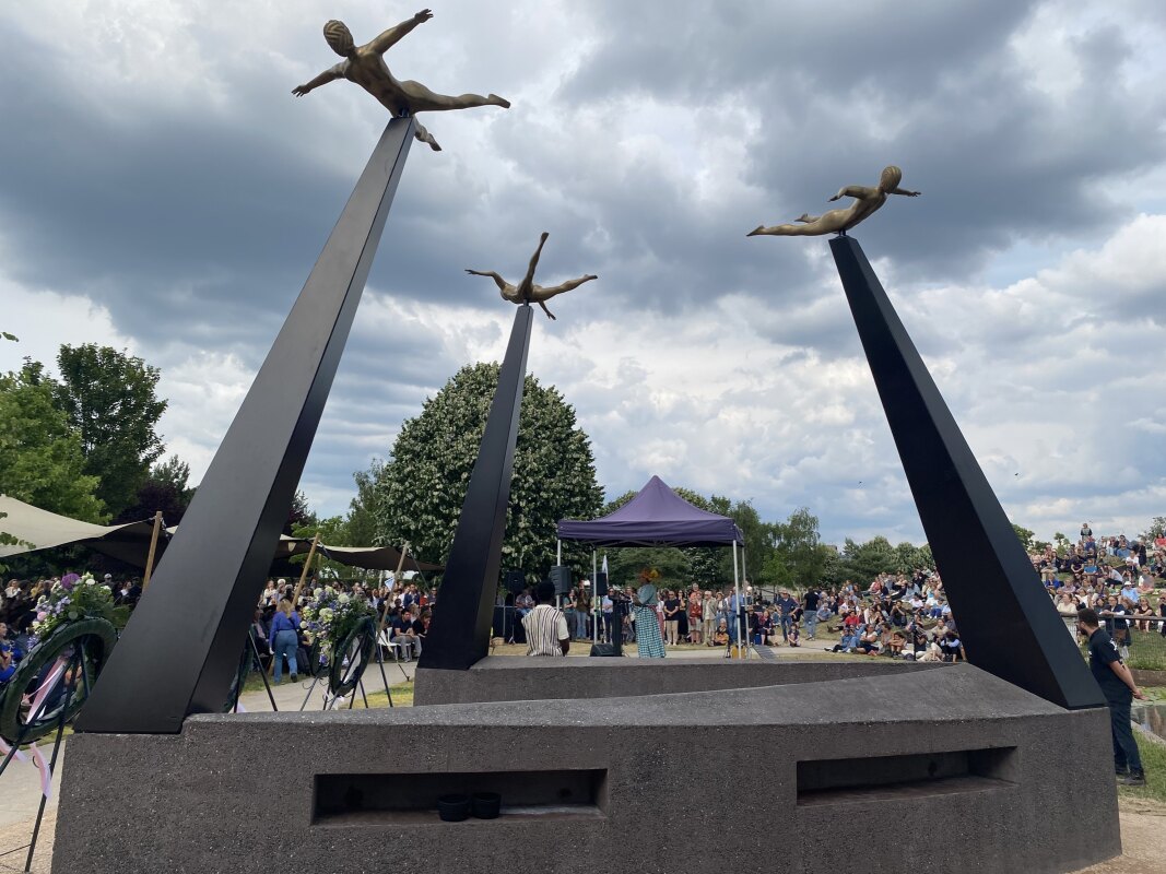 Het onthulde monument van Vlucht en Verzet. Op de achtergrond geeft Elisa Lo-A-Njoe een spoken-word-voordracht (JT)